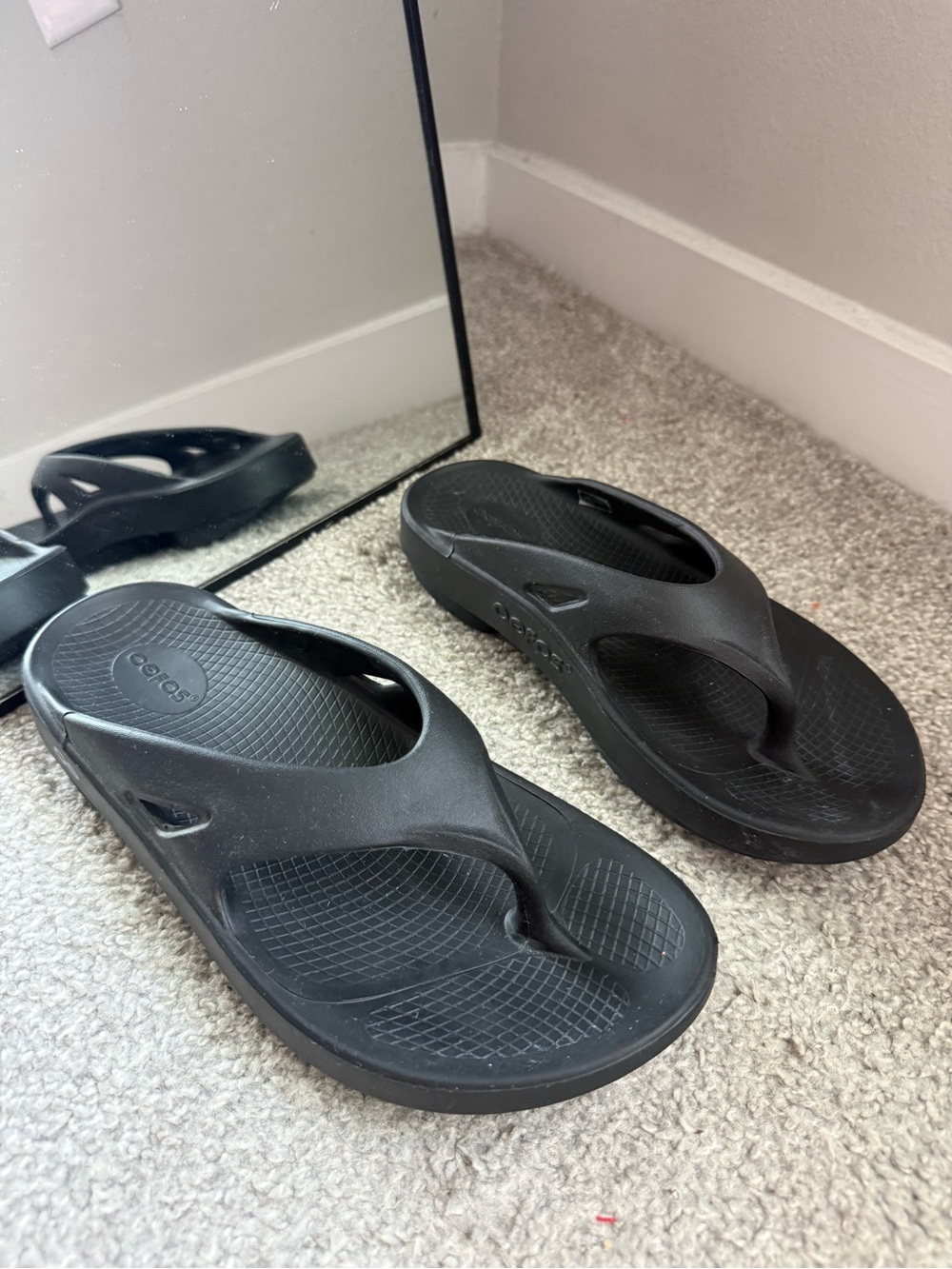 OOFOS Black Flip Flop Thong Sandals Men's Size 9 Women's Size 11 UNISEX